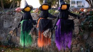 Best outdoor Halloween decor to decorate your exterior space from Walmart, Spirit Halloween and Amazon